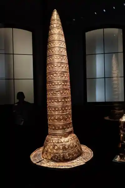 The Berlin Gold Hat: Bronze Age ceremonial headdress with calendrical symbolism